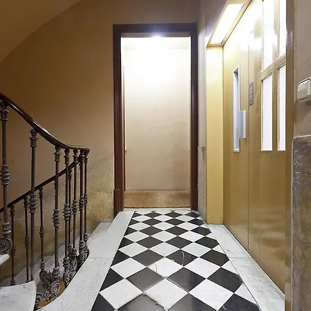 Great Location With Private Terrace Apartment *